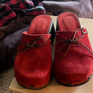 Selling these cute clogs, I never wore them. Trying to clean my closet.